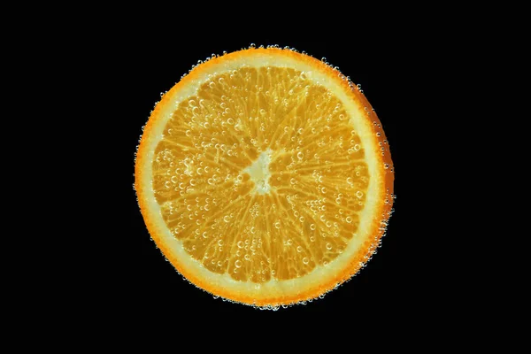 Orangenscheiben Sprudelndem Wasser Auf Schwarzem Hintergrund Zitrusfrüchte — Stockfoto