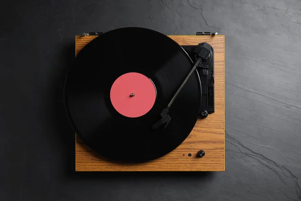 Siyah Arka Planda Diski Olan Modern Vinil Kayıt Oynatıcı Üst — Stok fotoğraf