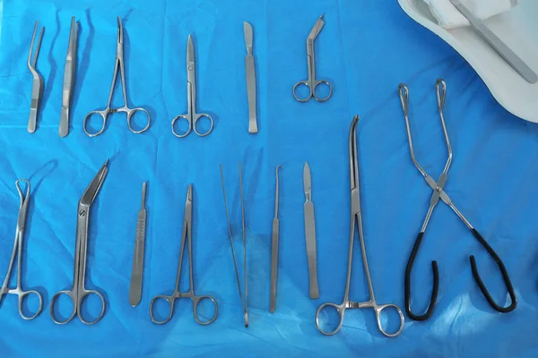 Różne Instrumenty Chirurgiczne Niebieskim Stole Płaskie Układanie — Zdjęcie stockowe