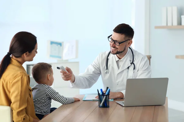 Matka Syn Navštěvují Pediatra Nemocnici Doktor Kontroluje Chlapcovu Teplotu — Stock fotografie