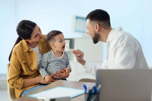 入院中の小児科医を訪問する母親と息子 子供を診察する医者 — ストック写真