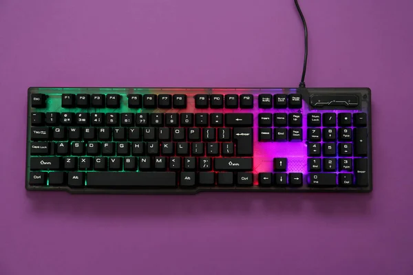 Сучасна Клавіатура Rgb Фіолетовому Фоні Вид Зверху — стокове фото