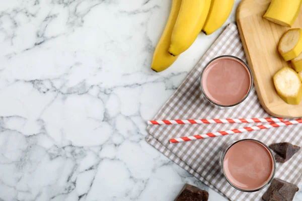 Leckere Schokoladenmilch Und Frische Zutaten Auf Weißem Marmortisch Flach Gelegt — Stockfoto