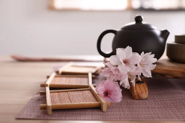 テーブルの上で伝統的な茶道のためのポット 桜の花や竹のコースター — ストック写真