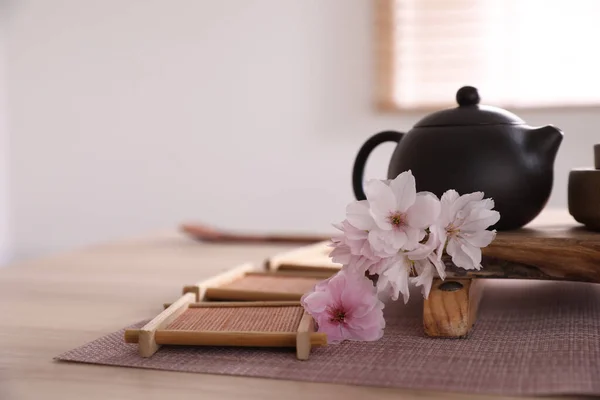 Pot Sakura Flowers Bamboo Coasters Traditional Tea Ceremony Table — Stock Photo, Image