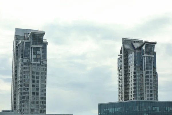 青い空に対する近代的な建物の眺め — ストック写真