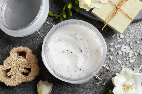 Composición Plana Con Exfoliación Corporal Sobre Mesa Gris — Foto de Stock