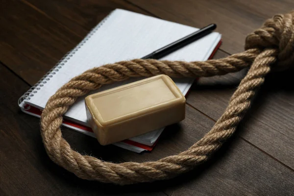 Corda Laço Barra Sabão Caderno Branco Com Caneta Mesa Madeira — Fotografia de Stock