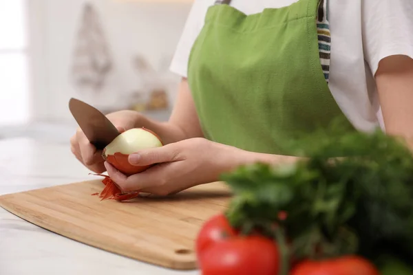 Mulher Descascando Cebola Mesa Cozinha Close Preparação Vegetais — Fotografia de Stock