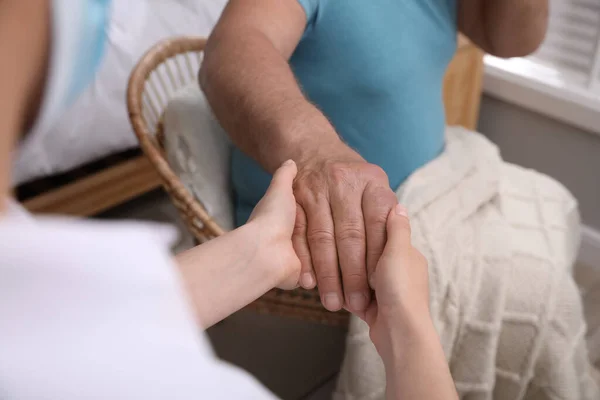 Doctor Cuidando Hombre Mayor Asilo Ancianos Primer Plano — Foto de Stock