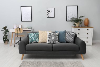 Oturma odasının içinde rahat bir kanepe var.