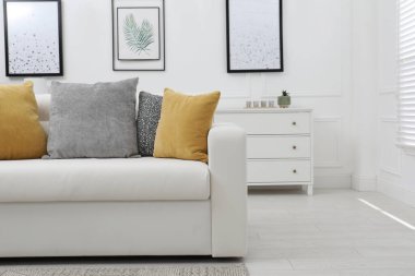 Oturma odasının içinde rahat bir kanepe var.