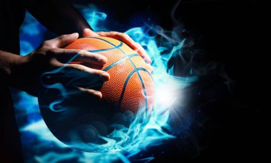 Siyah arka planda alev topu olan basketbolcu, yakın plan 