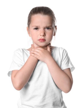 Beyaz arka planda boğaz ağrısı çeken küçük bir kız.