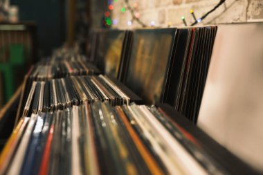Mağazada birçok farklı vinil kayıt var, yakın plan.