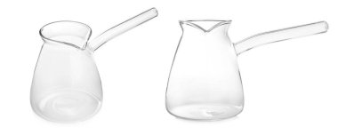 Beyaz arka planda boş cam Türk kahve kapları, kolaj. Pankart tasarımı