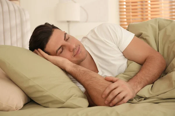 Άνθρωπος Κοιμάται Στο Κρεβάτι Πράσινα Λινά Στο Σπίτι — Φωτογραφία Αρχείου