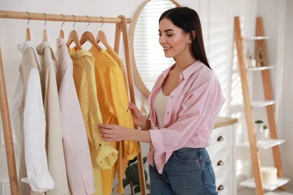 若い女性は家で仕事の日のために服を選ぶ 朝のルーチン — ストック写真