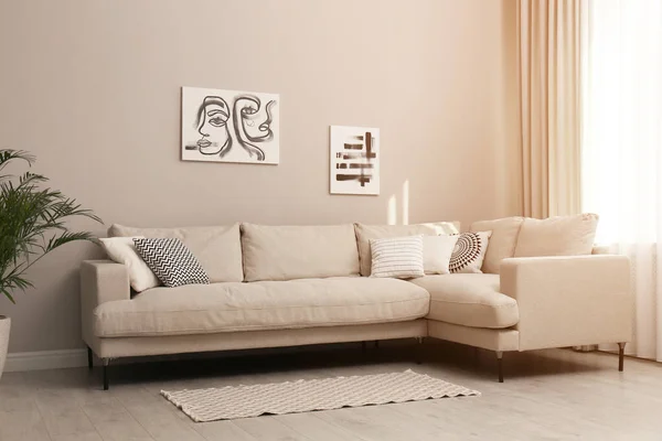 Stilvolles Wohnzimmerinterieur Mit Modernem Bequemen Sofa Pflanzen Und Bildern — Stockfoto