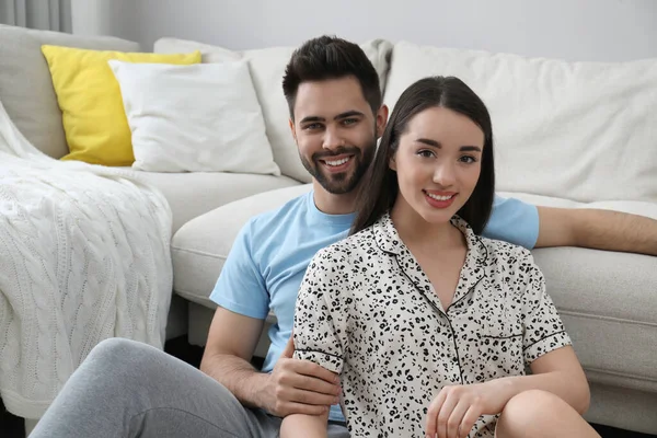 Feliz Pareja Joven Pijama Casa — Foto de Stock