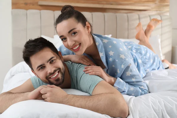 Evde Pijamalı Mutlu Çift — Stok fotoğraf