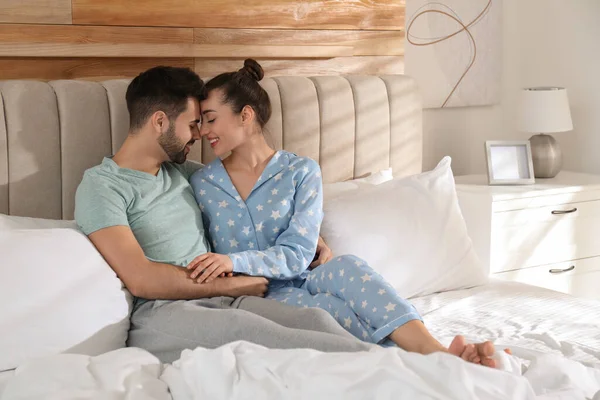 Glückliches Paar Pyjama Auf Dem Bett Hause — Stockfoto