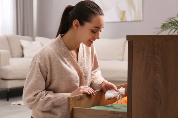 Mujer Poniendo Bolsita Perfumada Cajón Con Ropa —  Fotos de Stock