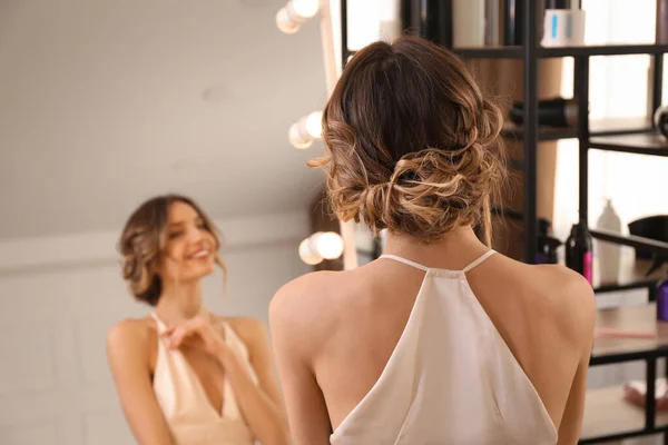 Femme Avec Belle Coiffure Près Miroir Dans Salon — Photo