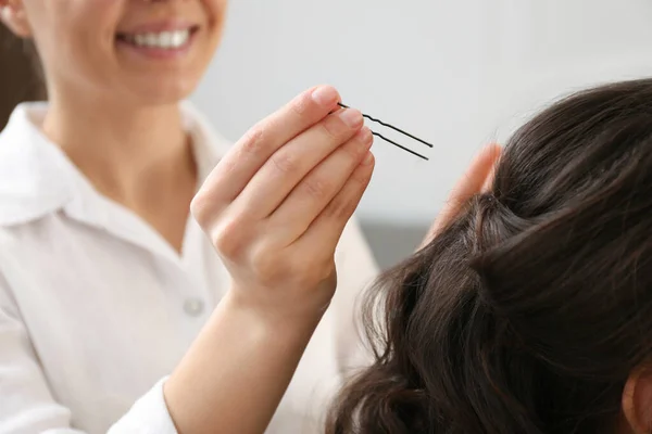 Estilista Trabajando Con Cliente Salón Haciendo Peinado — Foto de Stock