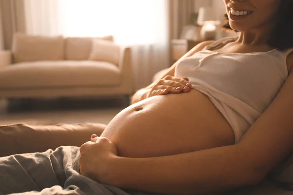 Grávida Jovem Tocando Barriga Casa Close — Fotografia de Stock