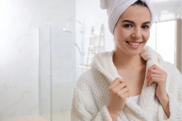 Mujer Joven Feliz Con Toalla Cabeza Baño Espacio Para Texto — Foto de Stock