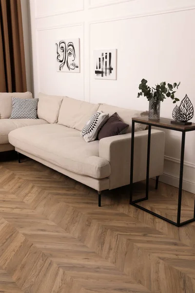 Modernes Wohnzimmer Mit Parkettboden Und Stilvollen Möbeln — Stockfoto