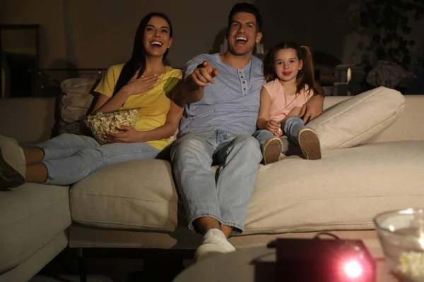 Família Assistindo Filme Com Pipocas Sofá Noite — Fotografia de Stock