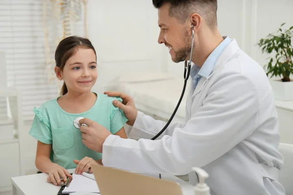 Pediatra Examinando Niña Consultorio Del Hospital — Foto de Stock