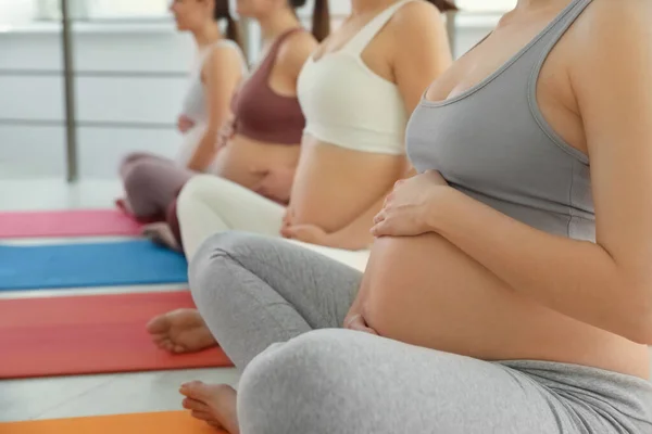 Grupo Mujeres Embarazadas Gimnasio Primer Plano Preparación Para Parto —  Fotos de Stock