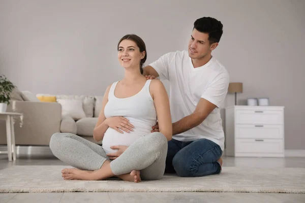 Man Masseert Zijn Zwangere Vrouw Lichte Kamer Voorbereiding Geboorte Van — Stockfoto