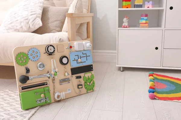 室内地板上的写字板 文字空间 婴儿感官玩具 — 图库照片