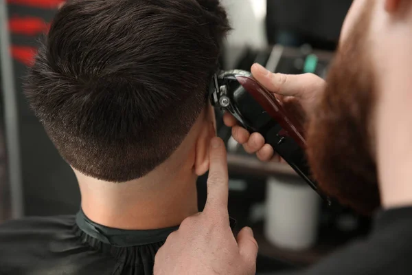 Professional Barber Making Stylish Haircut Salon Closeup — Stock Photo, Image