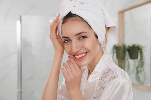 Piękna Młoda Kobieta Włosami Owiniętymi Ręcznik Umyciu Domu — Zdjęcie stockowe