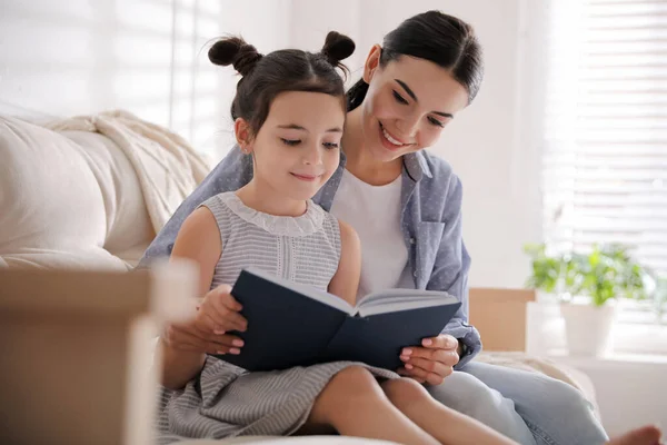 Niña Con Madre Leyendo Cuento Hadas Sala Estar — Foto de Stock