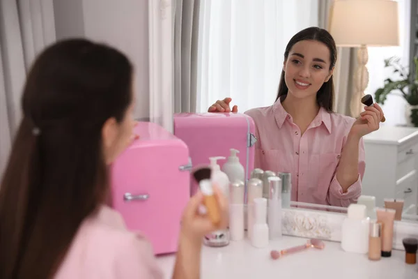 Mulher Preparando Mesa Vestir Com Geladeira Cosmética Dentro Casa — Fotografia de Stock