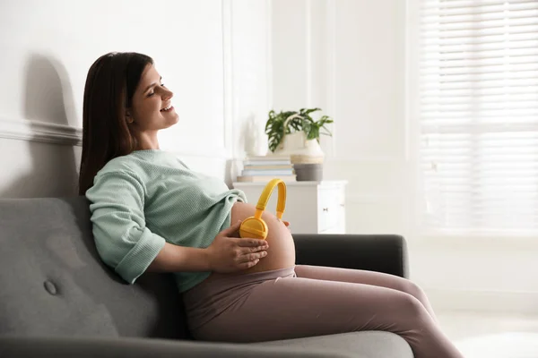 Beautiful Pregnant Woman Headphones Her Belly Home — Stock Photo, Image