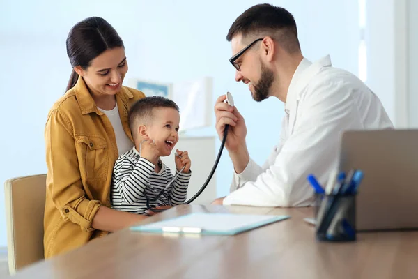 Matka Syn Navštěvují Pediatra Nemocnici Doktor Hraje Malým Chlapcem — Stock fotografie