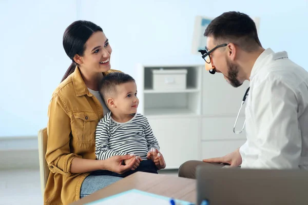 Moeder Zoon Bezoeken Kinderarts Het Ziekenhuis Dokter Spelen Met Kleine — Stockfoto