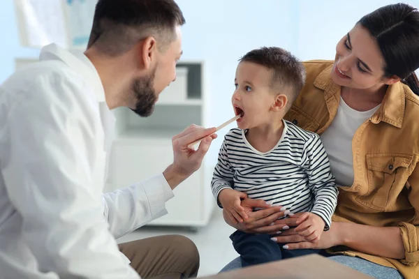 Matka Syn Navštěvují Pediatra Nemocnici Doktor Vyšetřuje Malého Chlapce — Stock fotografie