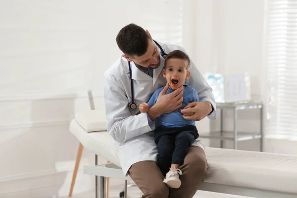 Pediatra Badający Uroczego Chłopca Szpitalu — Zdjęcie stockowe