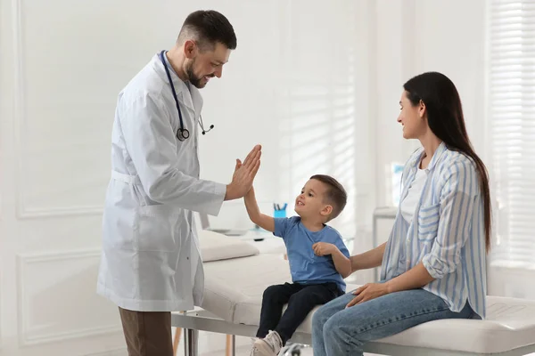 Moeder Zoon Bezoeken Kinderarts Het Ziekenhuis Dokter Geeft High Five — Stockfoto