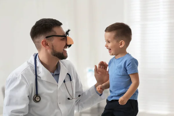 儿科医生在医院和小男孩玩耍 — 图库照片