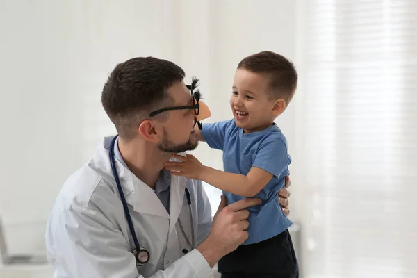 Педіатр Грає Маленьким Хлопчиком Лікарні — стокове фото