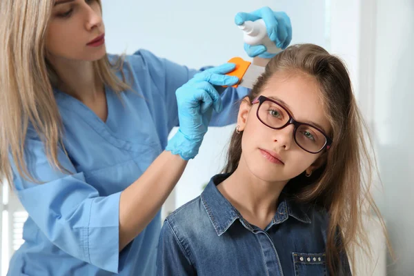 Doctor Using Nit Comb Spray Girl Hair Indoors Lice Treatment — Stock Photo, Image